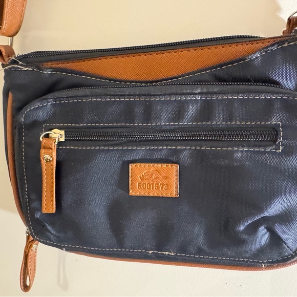 Small navy Roots purse - Picture 2 of 8